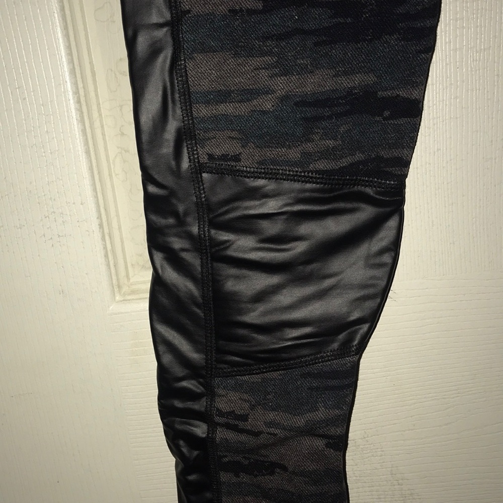 ✨NEVER WORN camo print leggings✨
